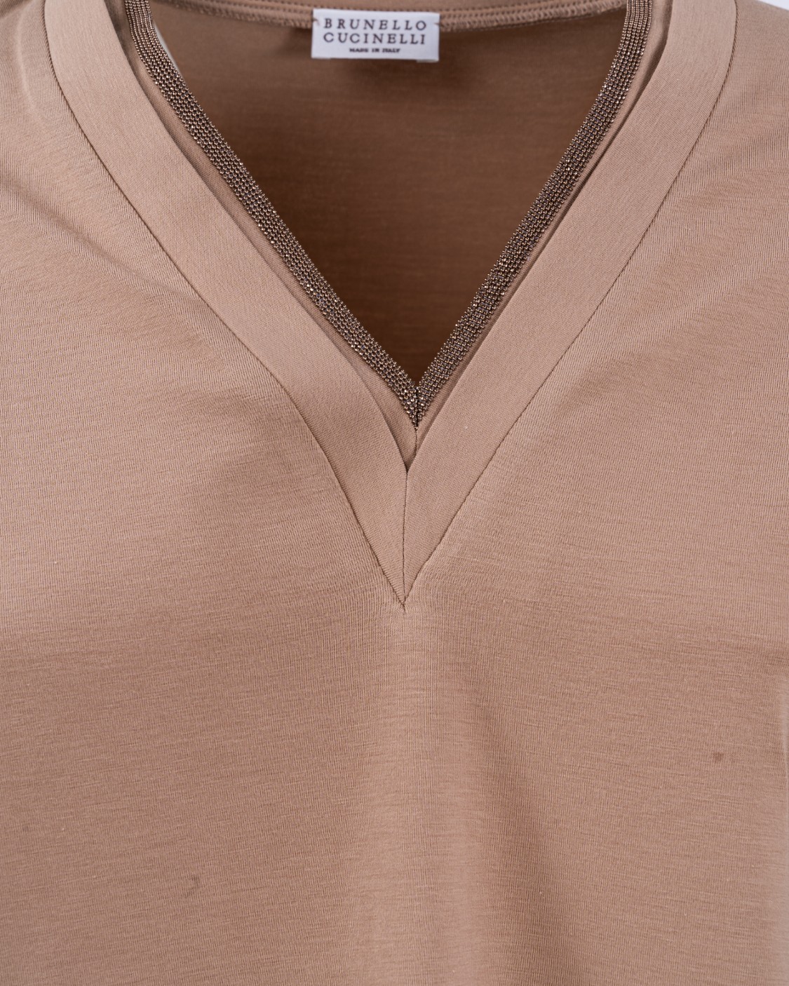 shop BRUNELLO CUCINELLI  T-shirt: Brunello Cucinelli T-shirt in jersey di cotone stretch con "Precious Neckline".
Scollo V con decorazione in monile.
Maniche corte.
Fondo con orlo ribattuto.
Composizione: 93% cotone 7% elastan.
Made in Italy.. M0T18BD222-C8642 number 8385290